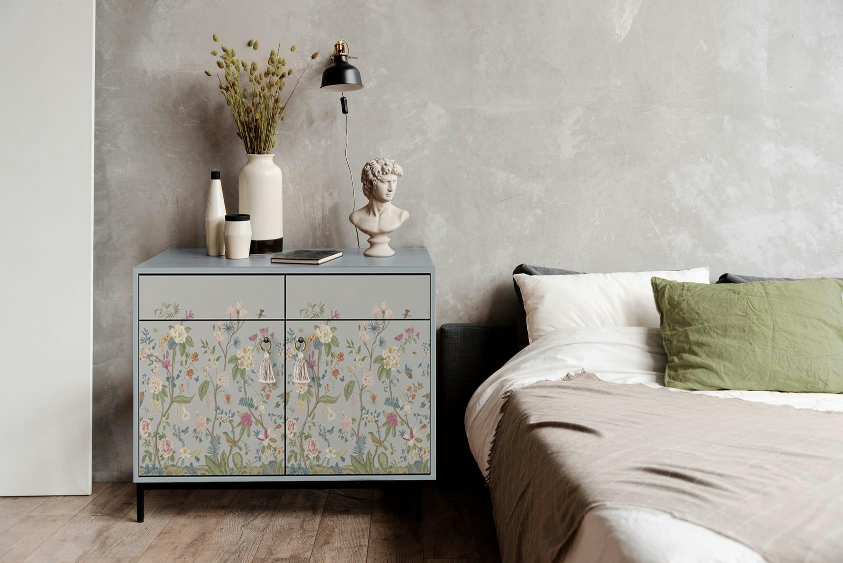 TELMA - Buffet en pin massif  2 portes 2 tiroirs imprimé bucolique gris