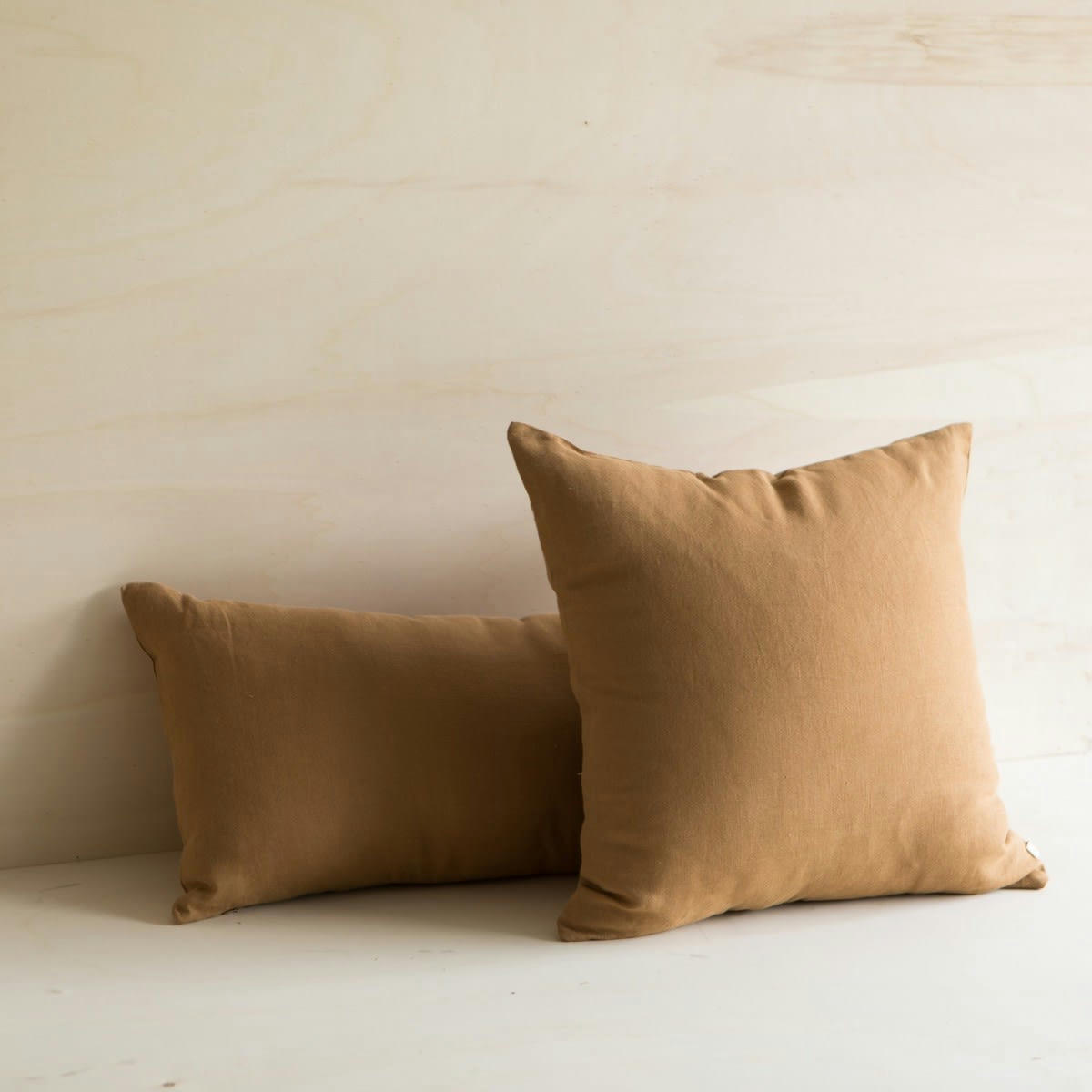 LES ESSENTIELS - Coussin en lin lavé marron camel 45x45