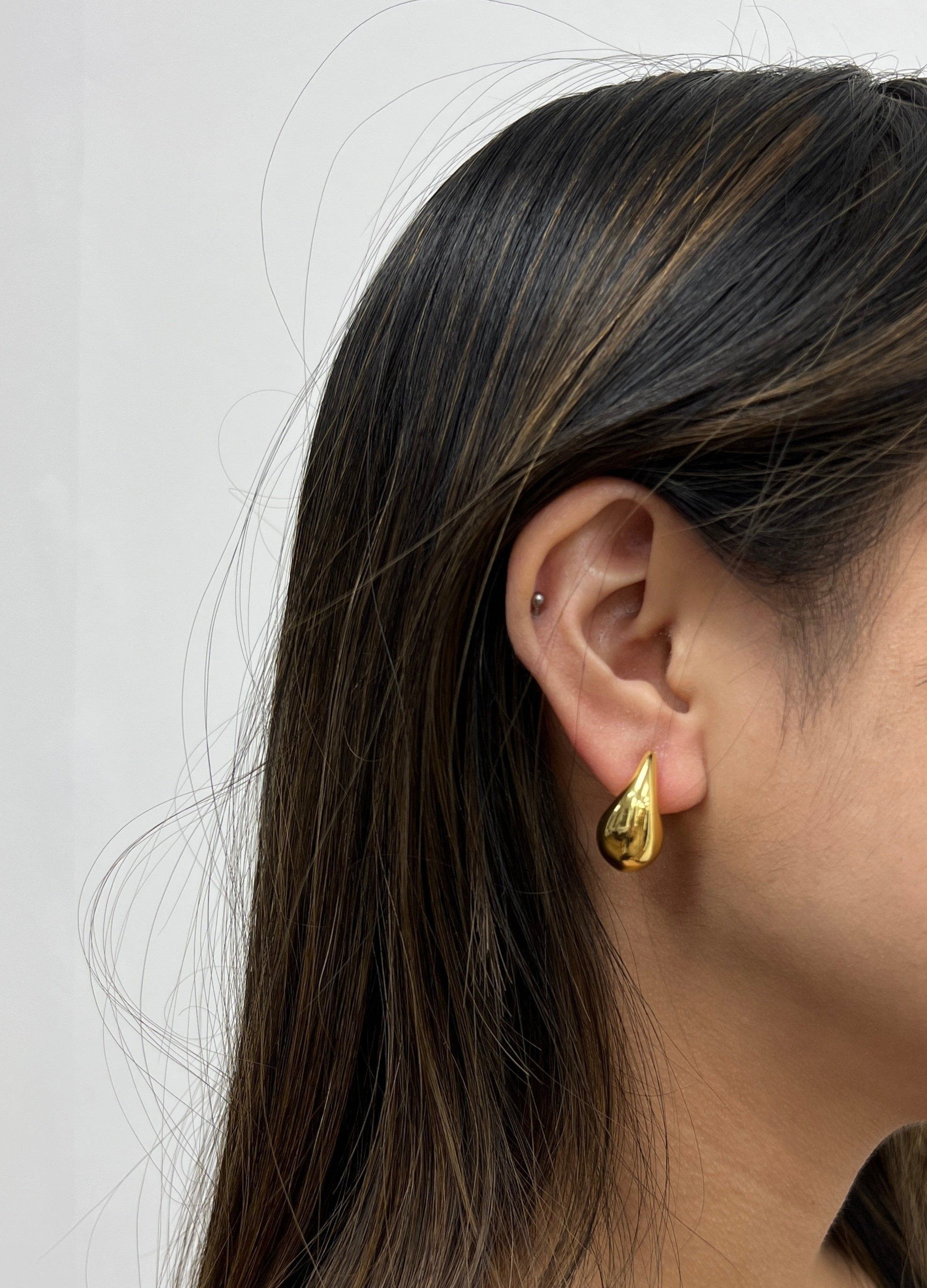 SVNX Mini Droplet Earrings in Gold
