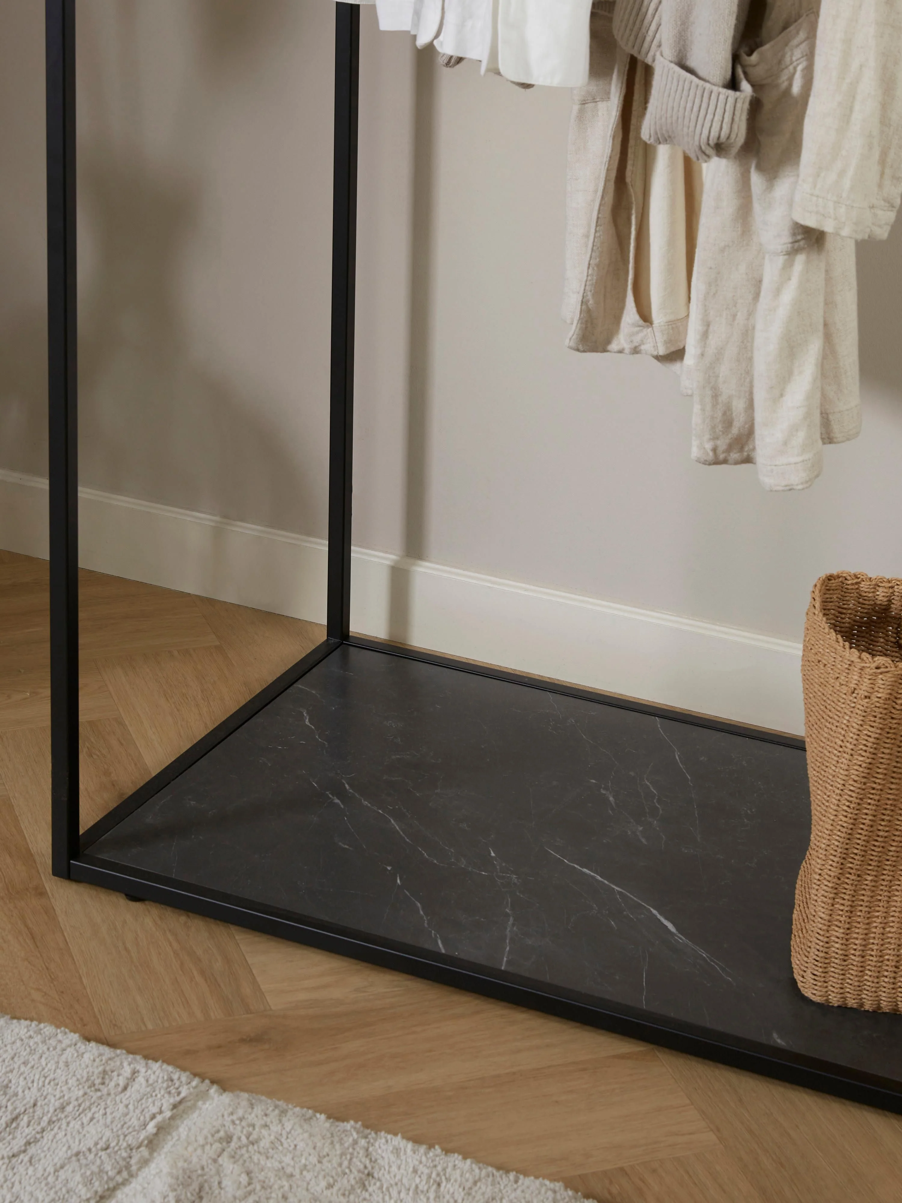 Kleiderstange Pacey mit Marmor-Optik