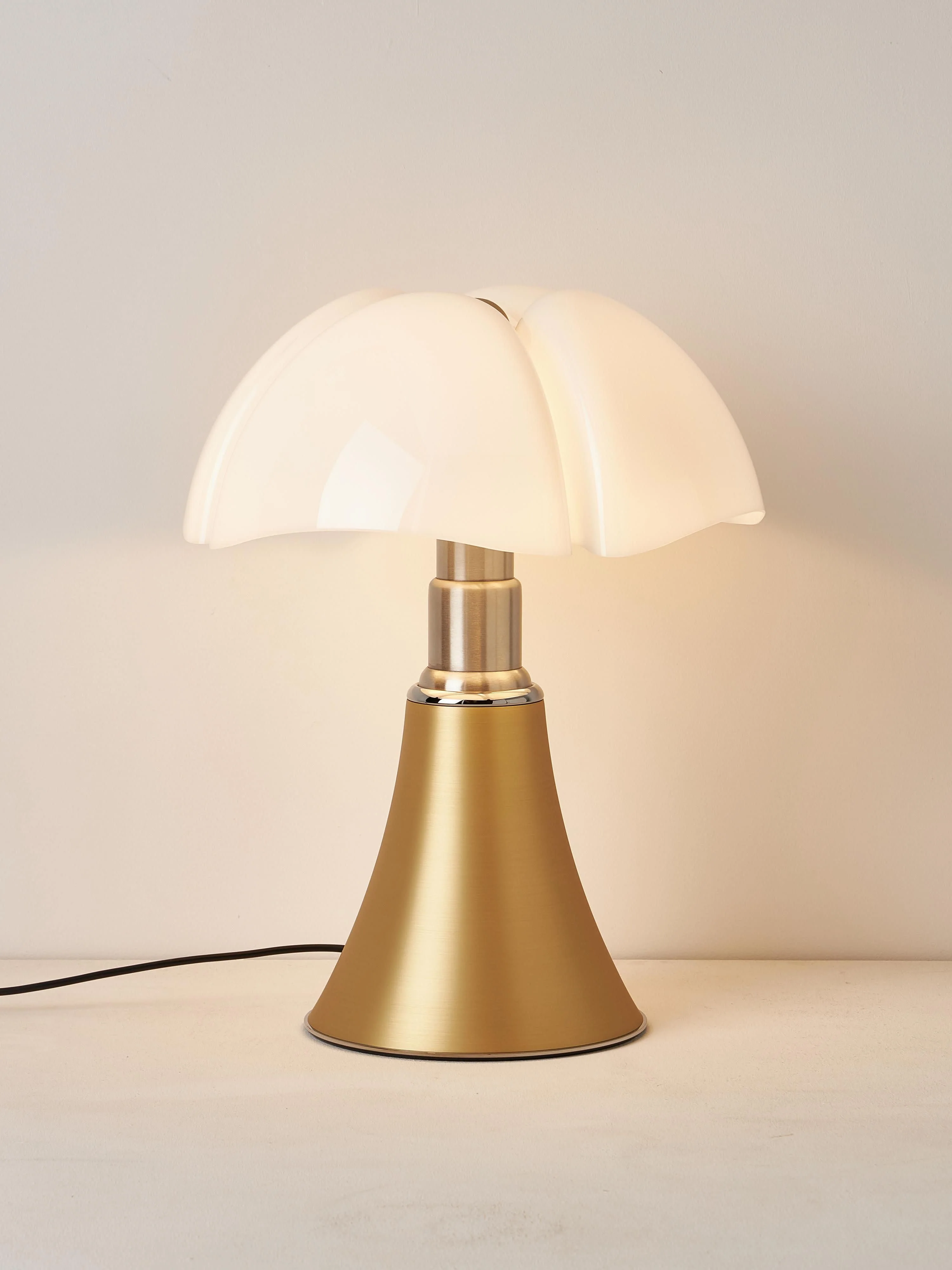Große dimmbare LED-Tischlampe Pipistrello, höhenverstellbar