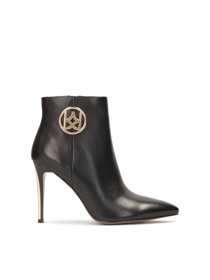 Leather boots with pointed toes