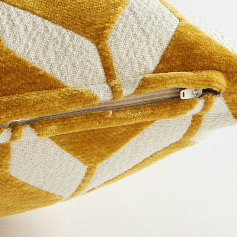 ASTON - Coussin en velours tissé jacquard motifs graphiques jaune moutarde 45x45