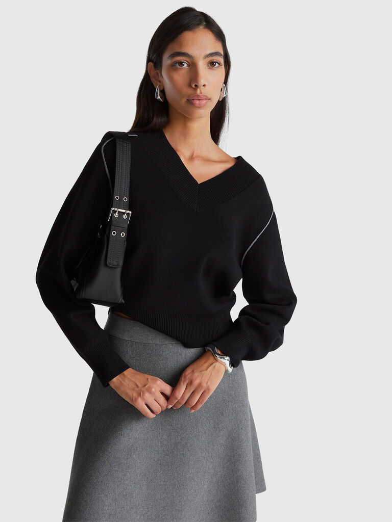 Boxy fit sweater with V-neck