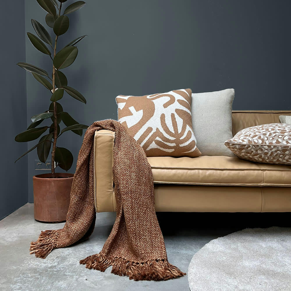 TRICOTÉ - Coussin tricot fleuri caramel 50x50