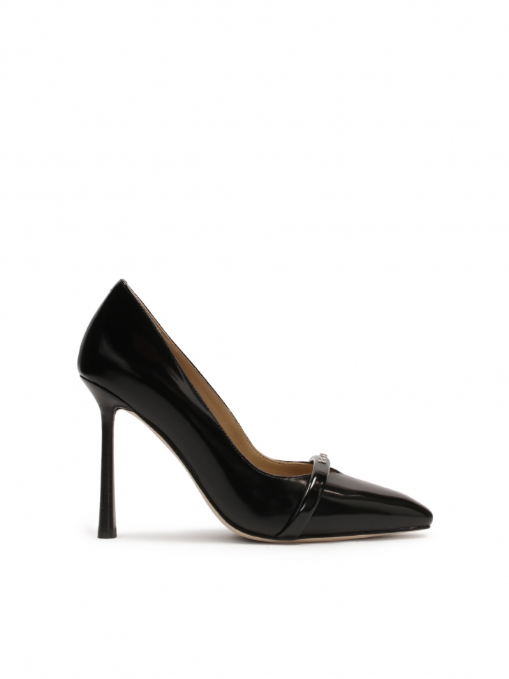 Black heeled pumps with stiletto nose