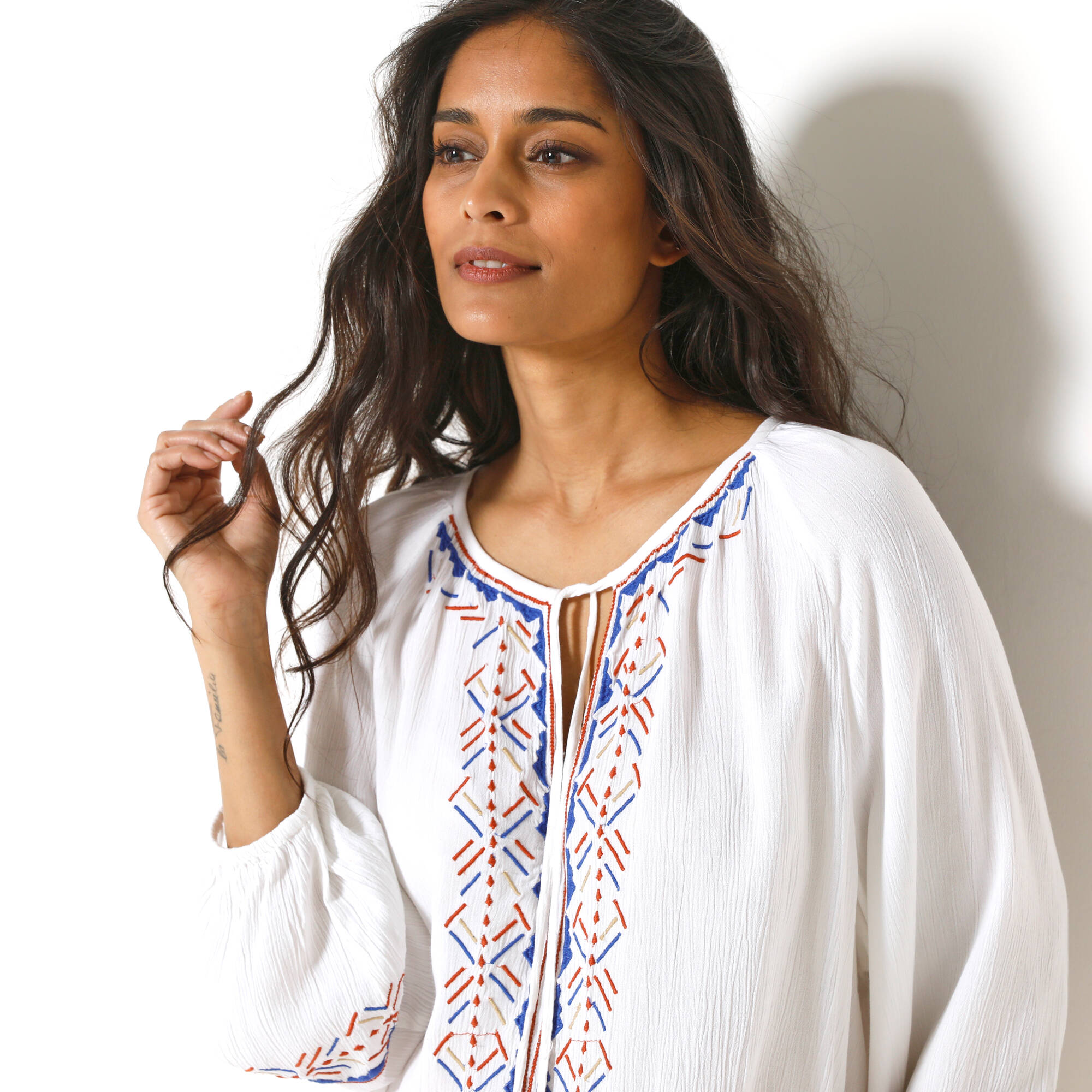 Blouse brodée, manches 3/4