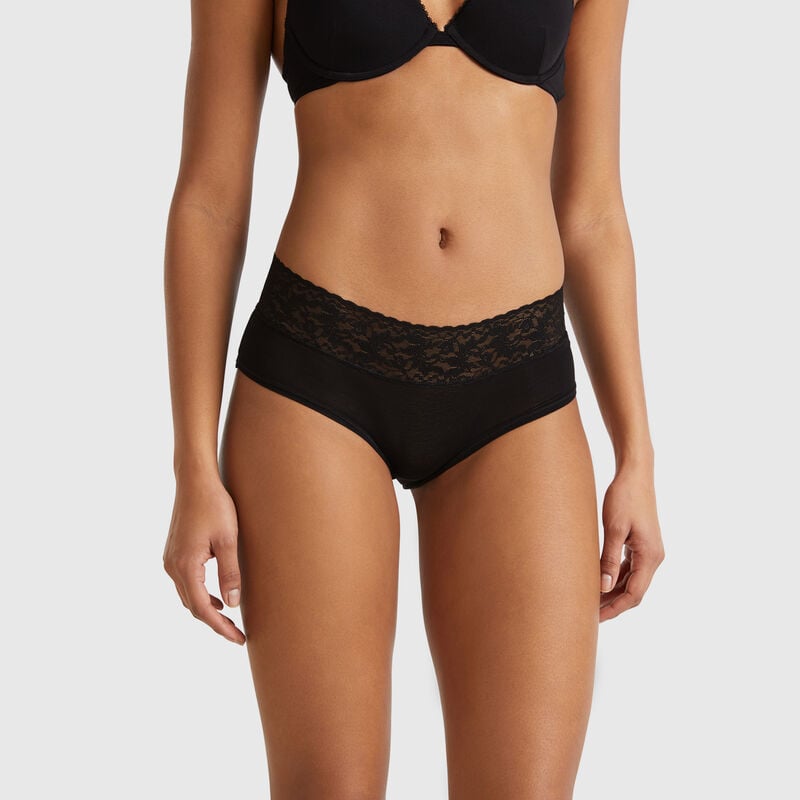 Boyshort underwear with lace edge