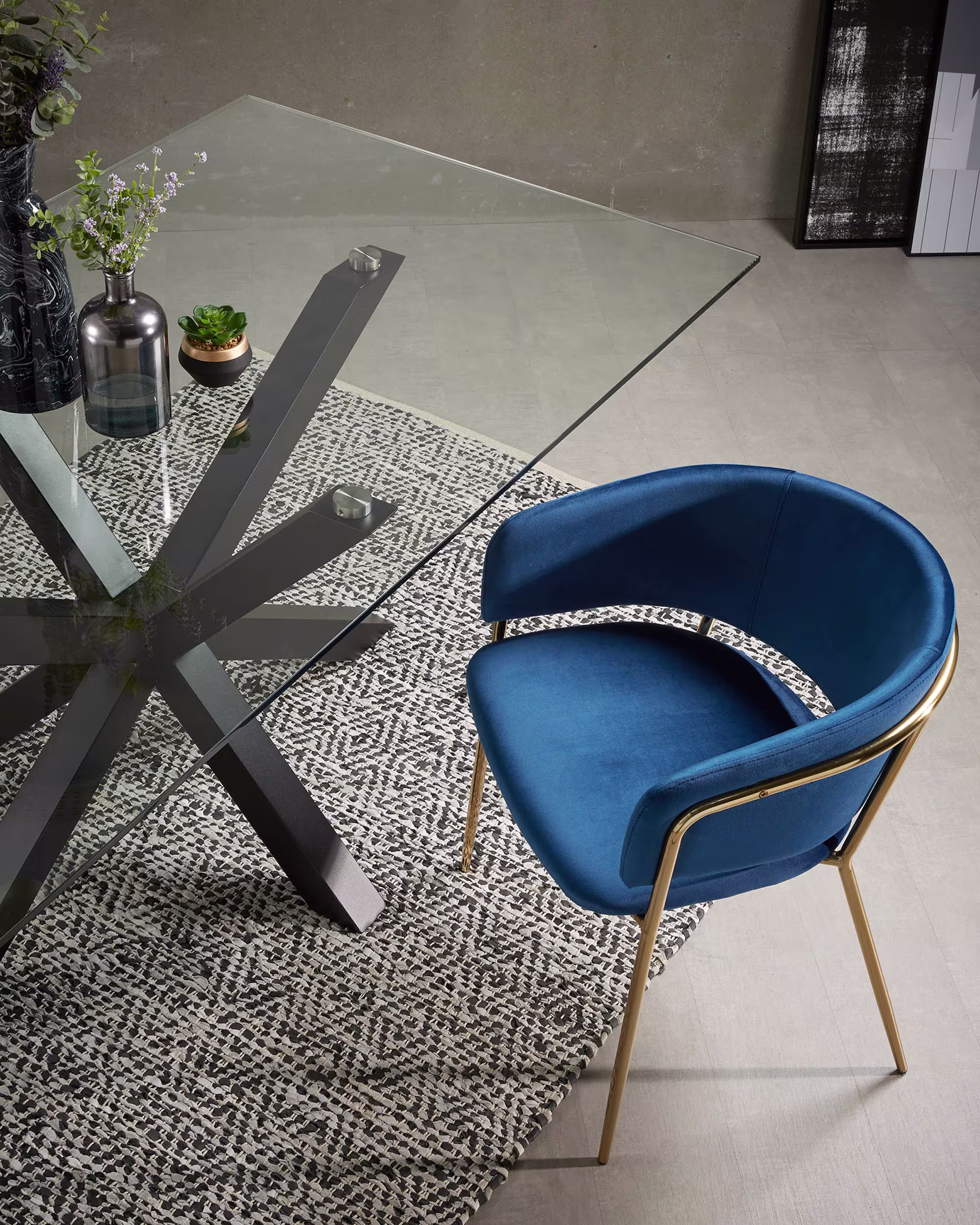 Silla Runnie de terciopelo azul con patas de acero con acabado dorado