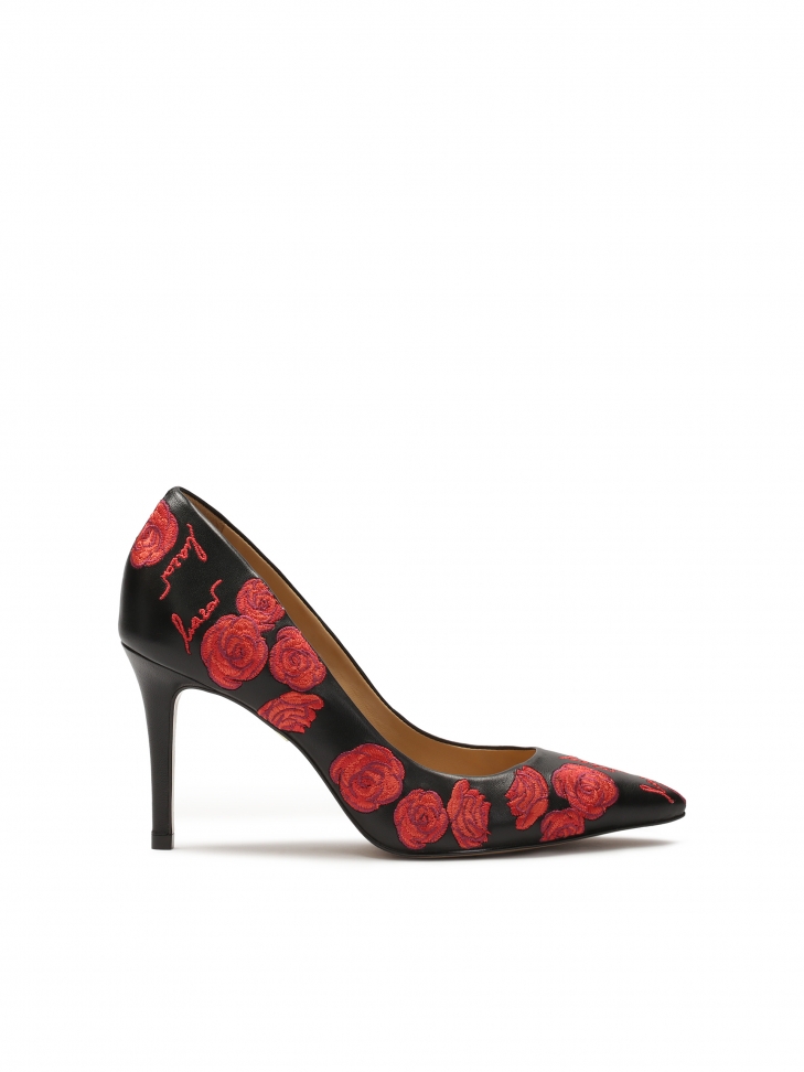 Black pumps with floral embroidered pattern
