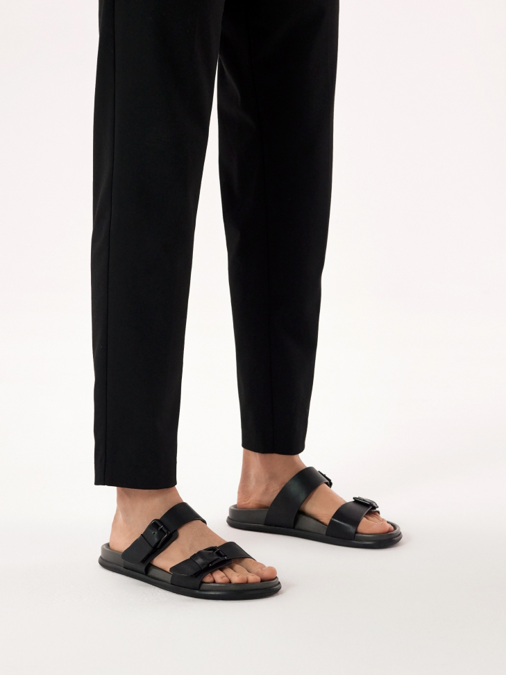 Black slides in grain leather for urban style