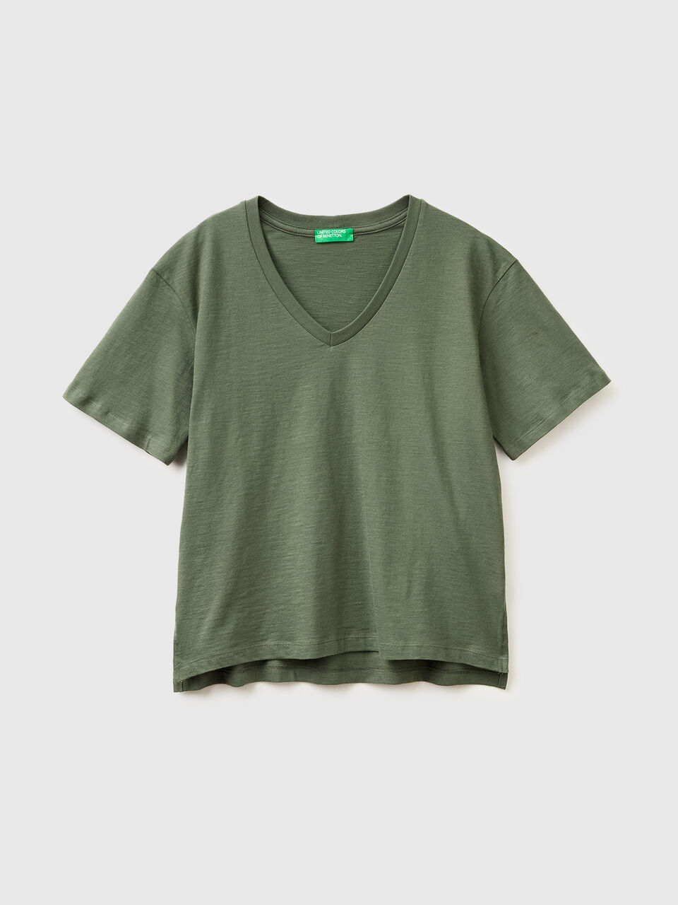 V-neck t-shirt in lightweight cotton
