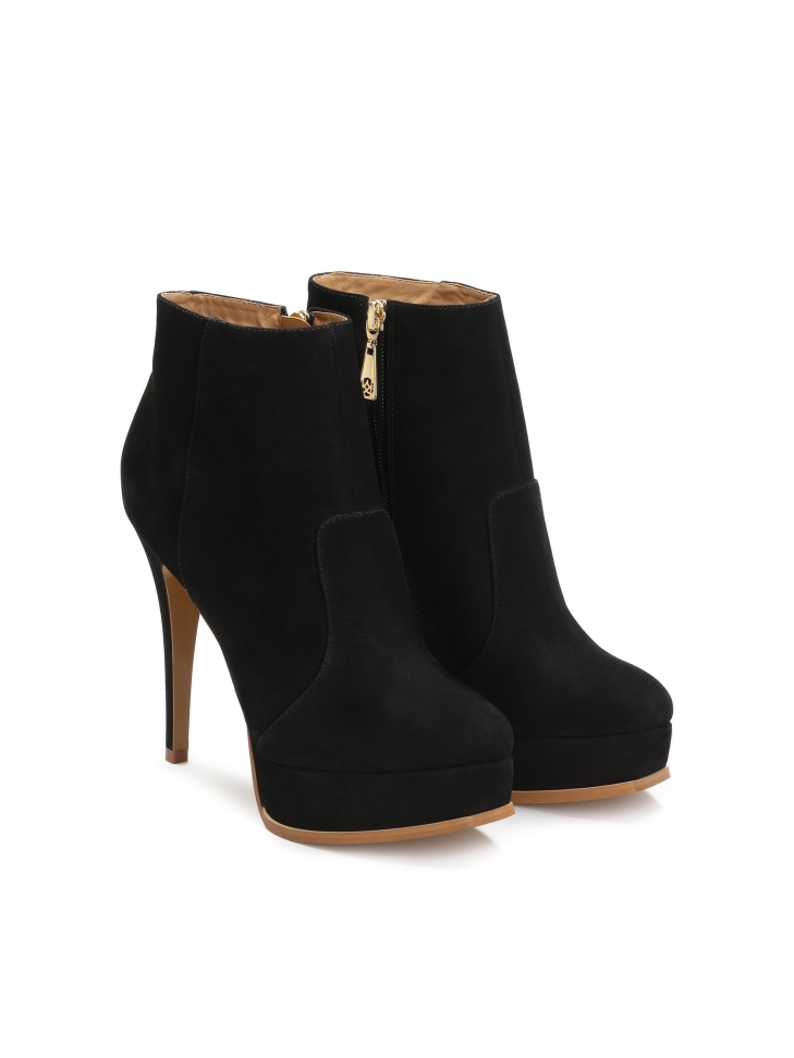 Ladies’ black boots