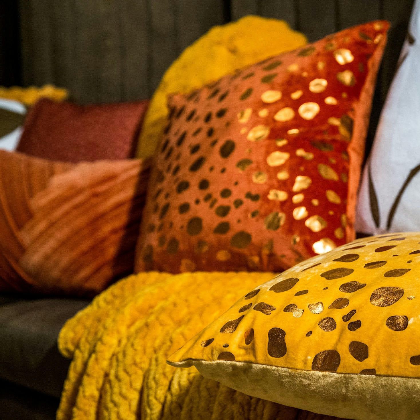 - Housse de coussin orange en velours-45x45 cm avec un motif à pois