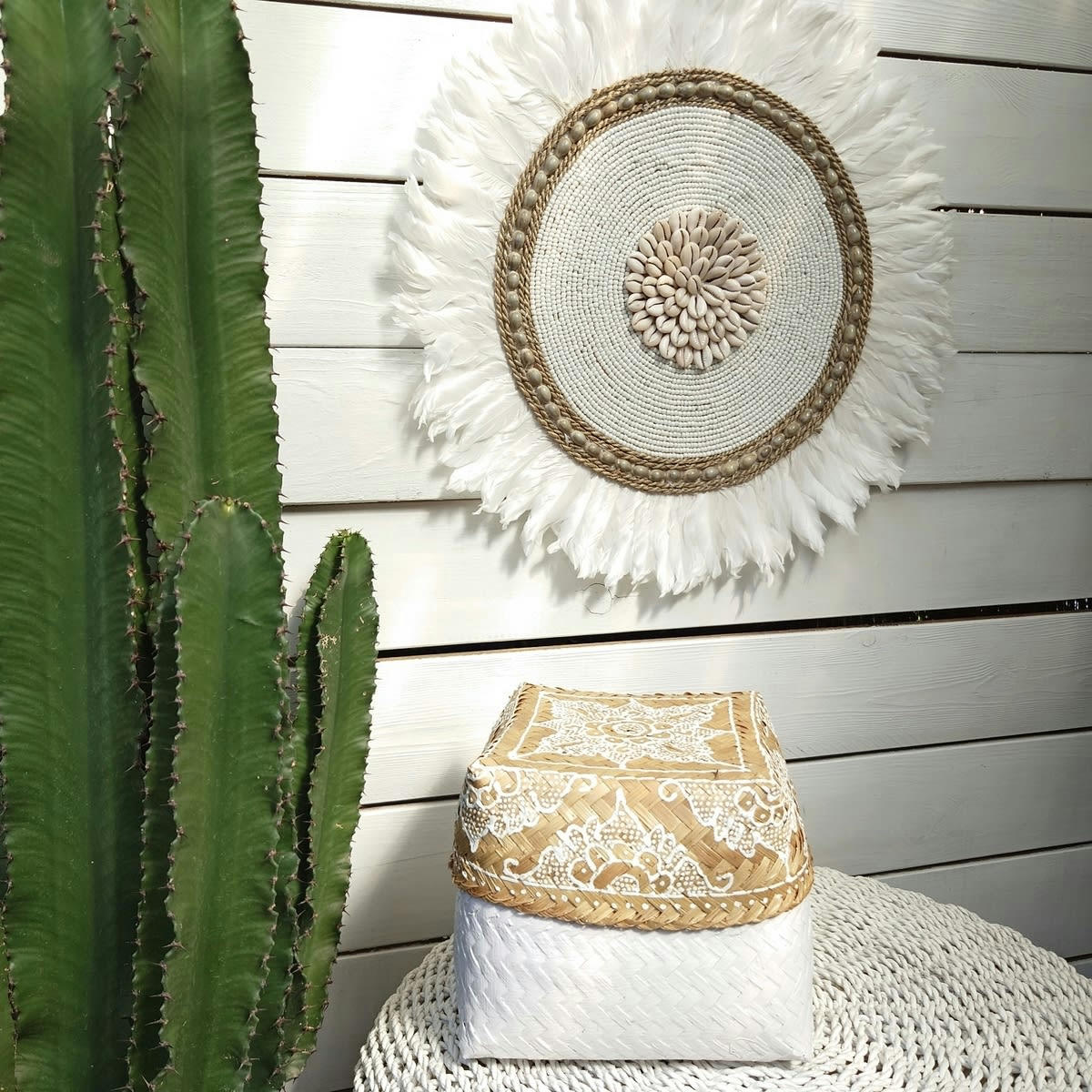 BELLA - Décoration murale en plumes, perles et coquillages, blanc D50 cm