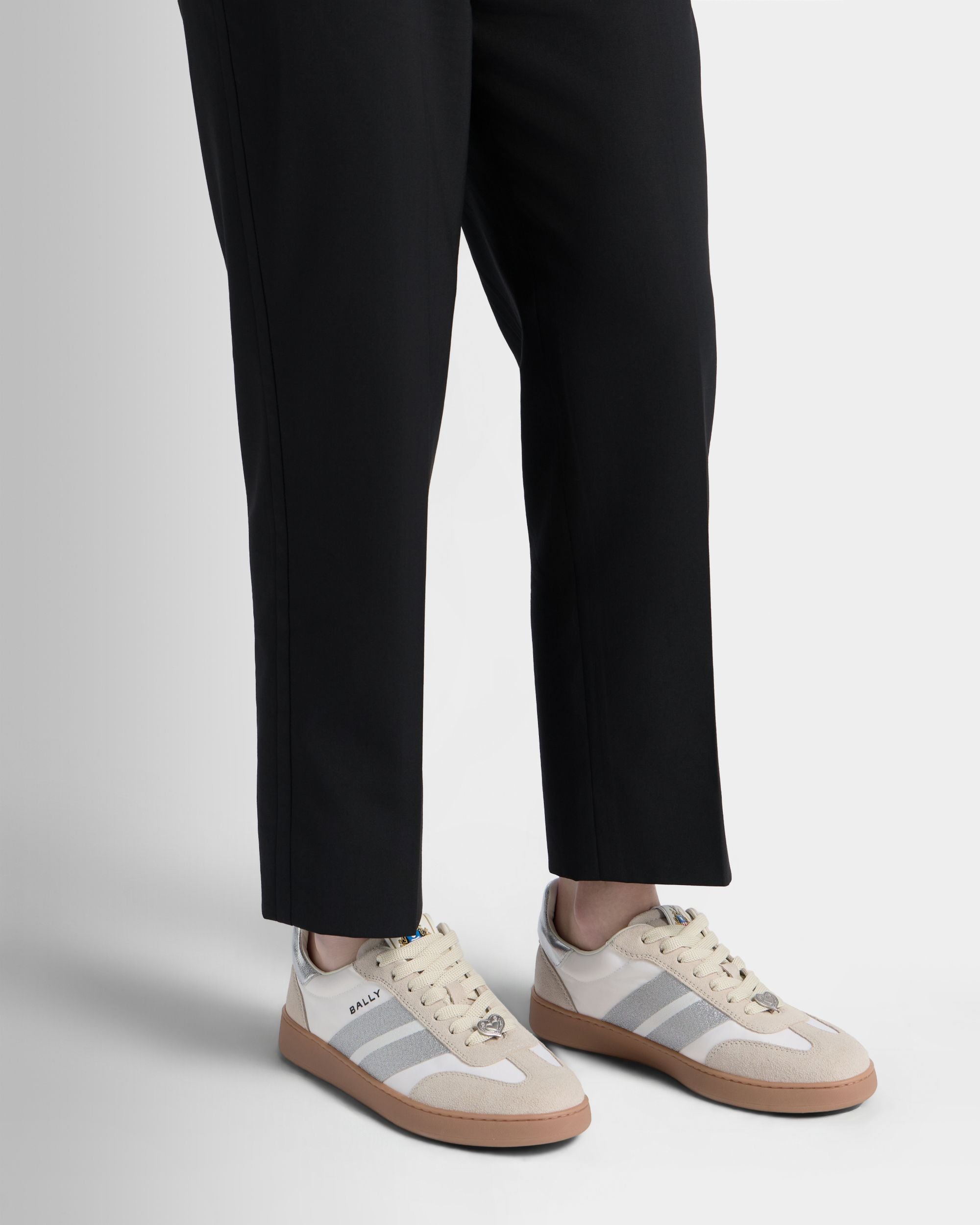 Retro Crest Sneaker aus Stoff und Leder in Weiß und Silber
