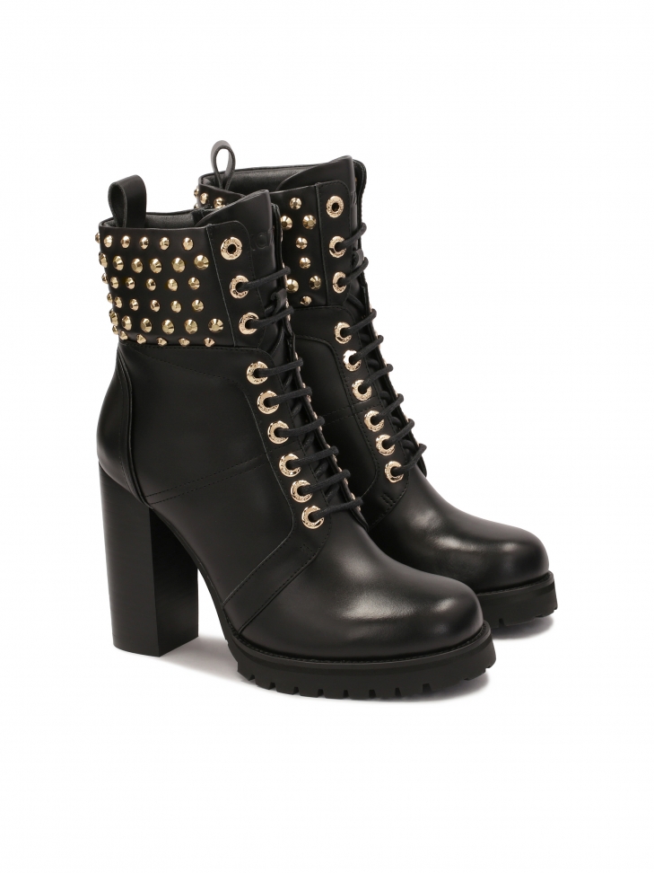 Boots with upper decorated with round rivets