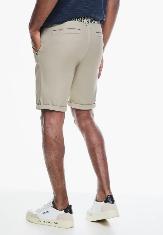 Chino Shorts mit Gürtel