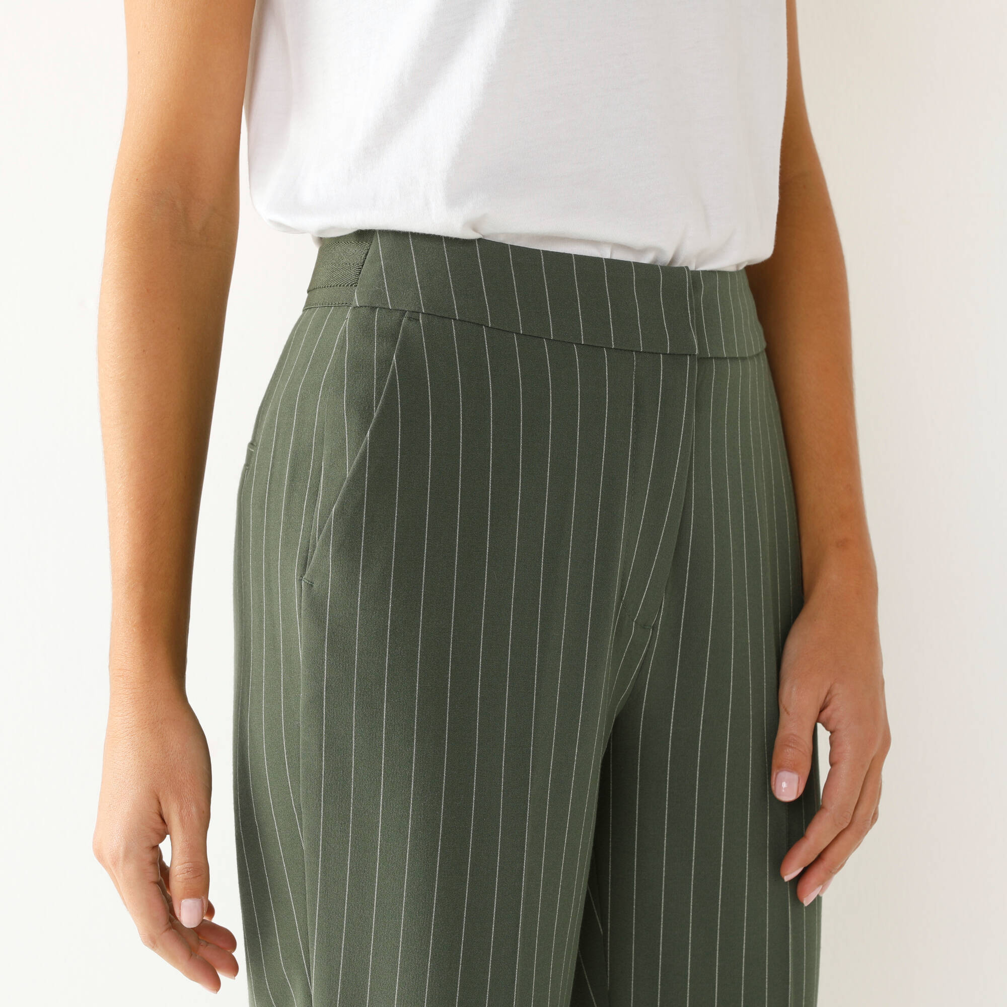 Pantalon 7/8ème coupe cigarette, imprimé rayé