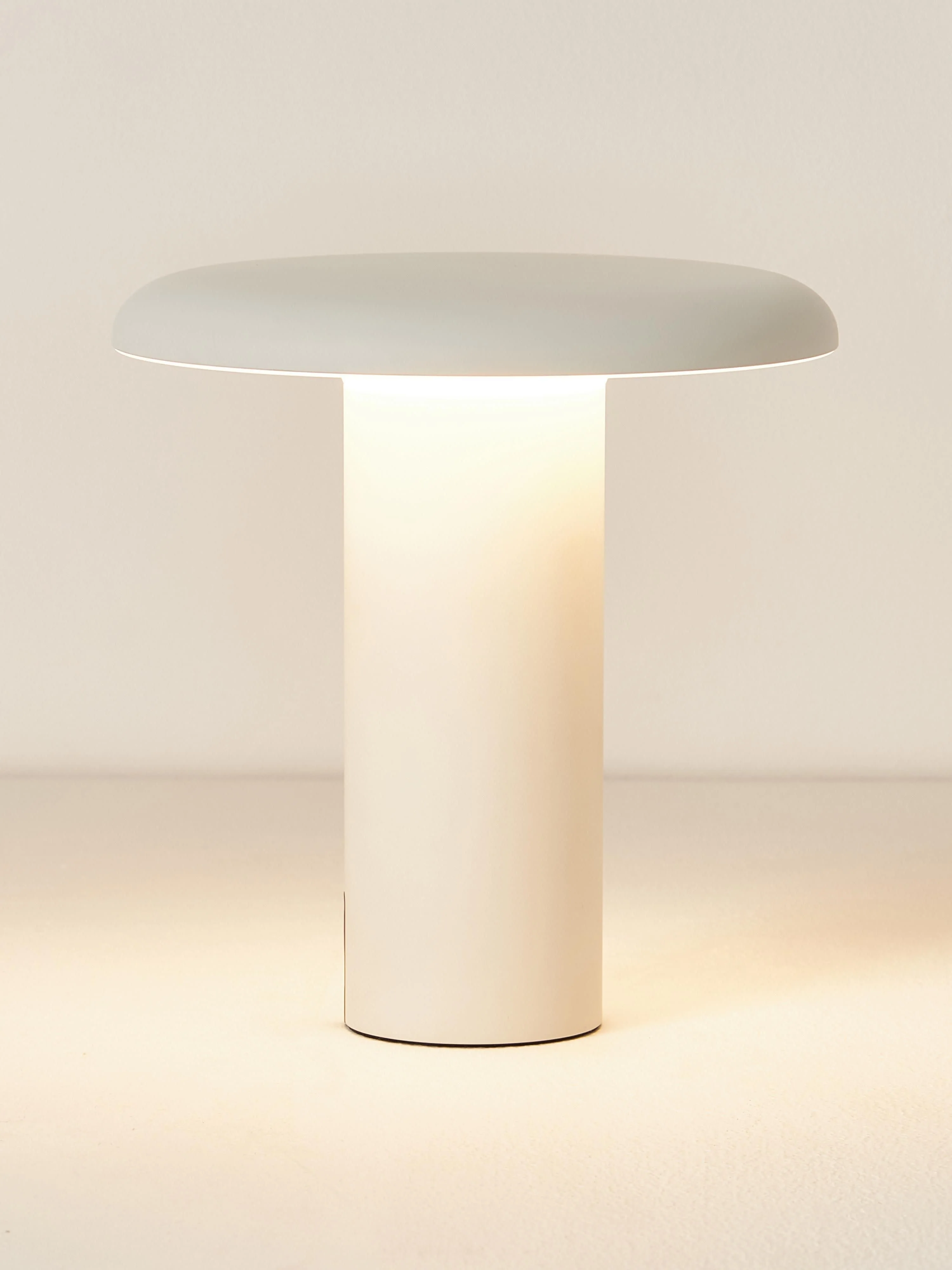 Kleine mobile LED-Tischlampe Takku, dimmbar