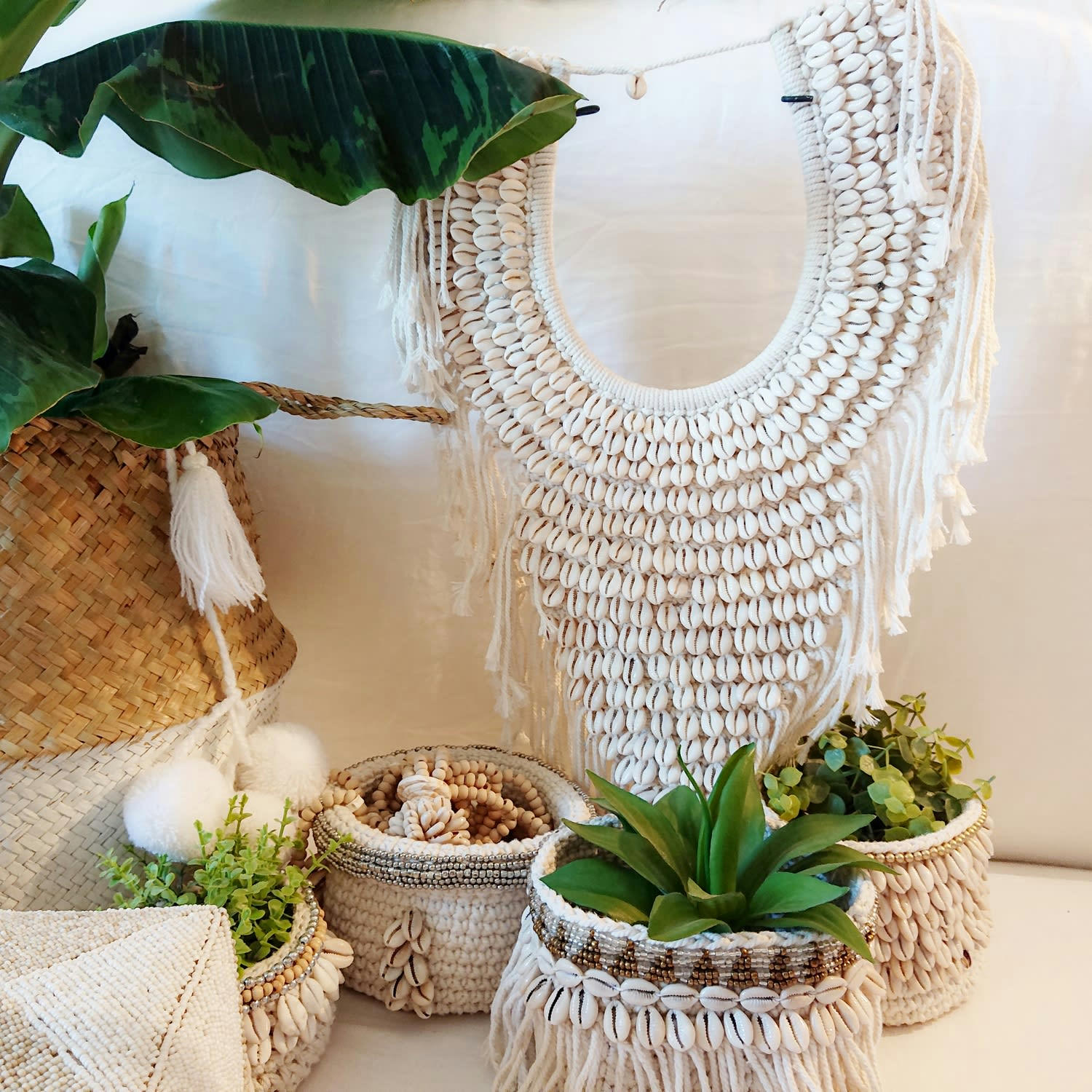 - Collier décoratif en macramé et coquillages, blanc L30 x H65 cm