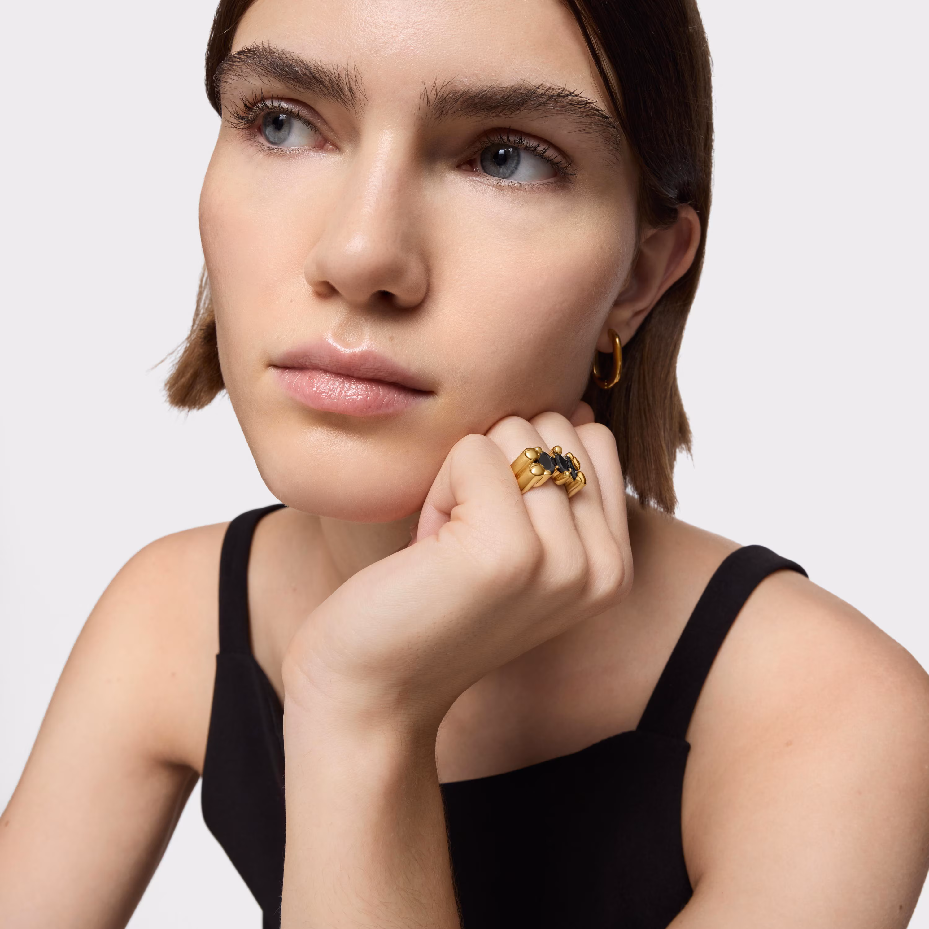 Anillo mediano motivo oso con baño de oro 18 kt sobre plata y ónix Color Bear