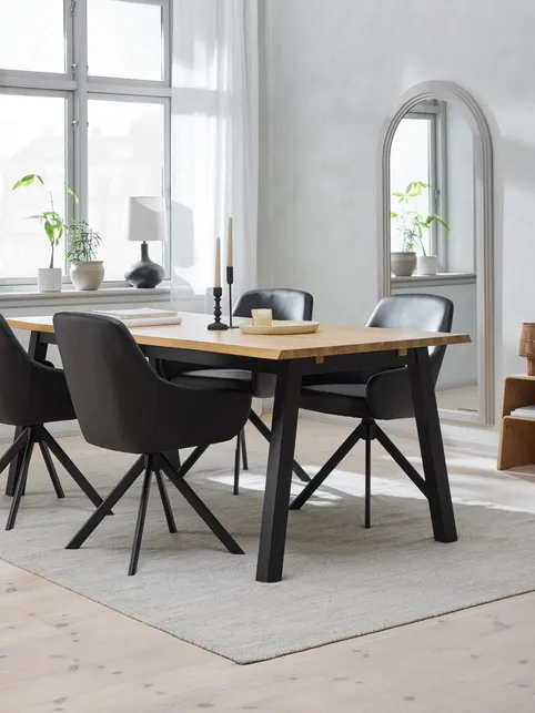 SKOVLUNDE L200 bord natur eg + 4 ROSTRUP stole sort