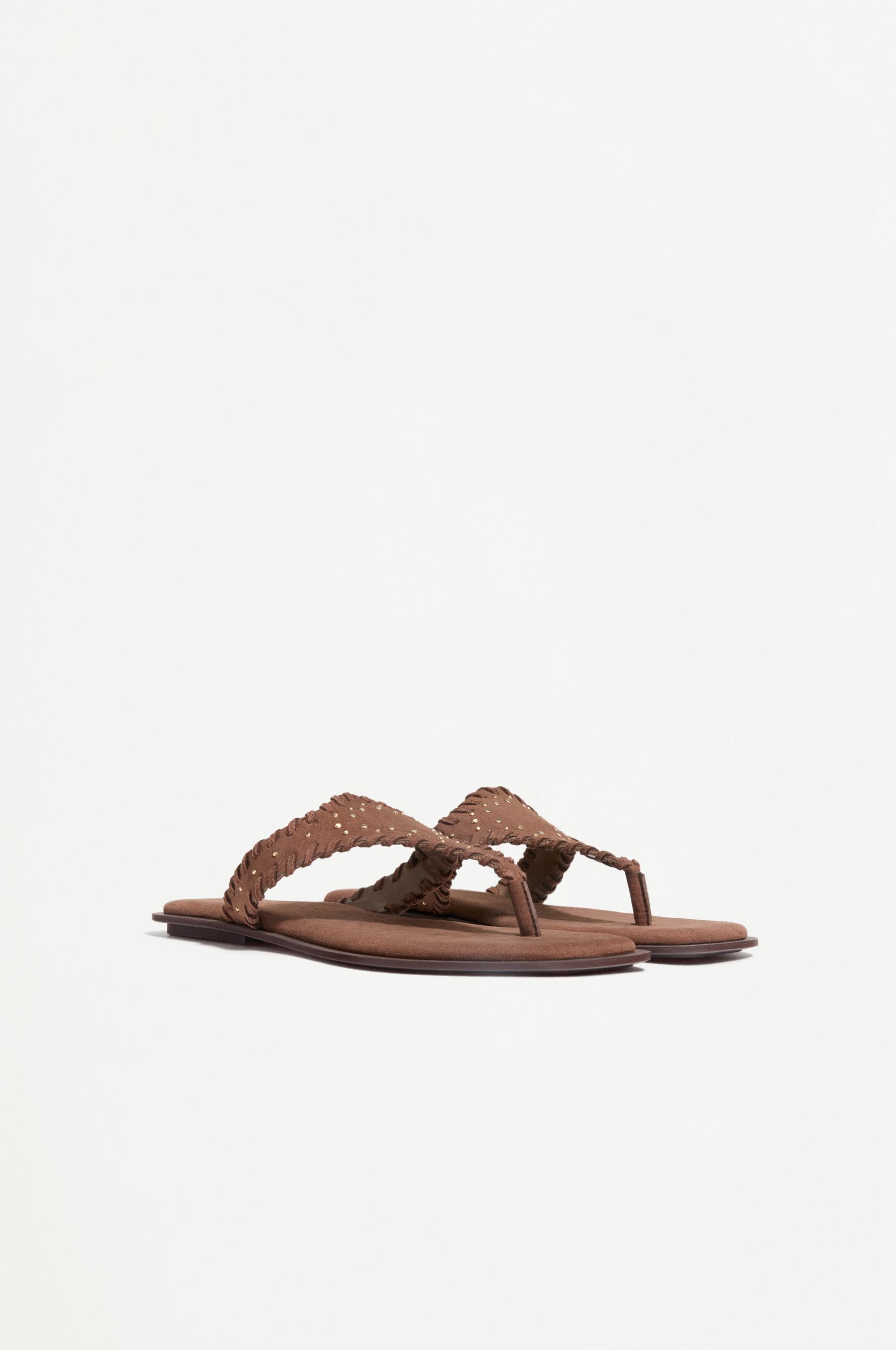 Sandalia plana tachas