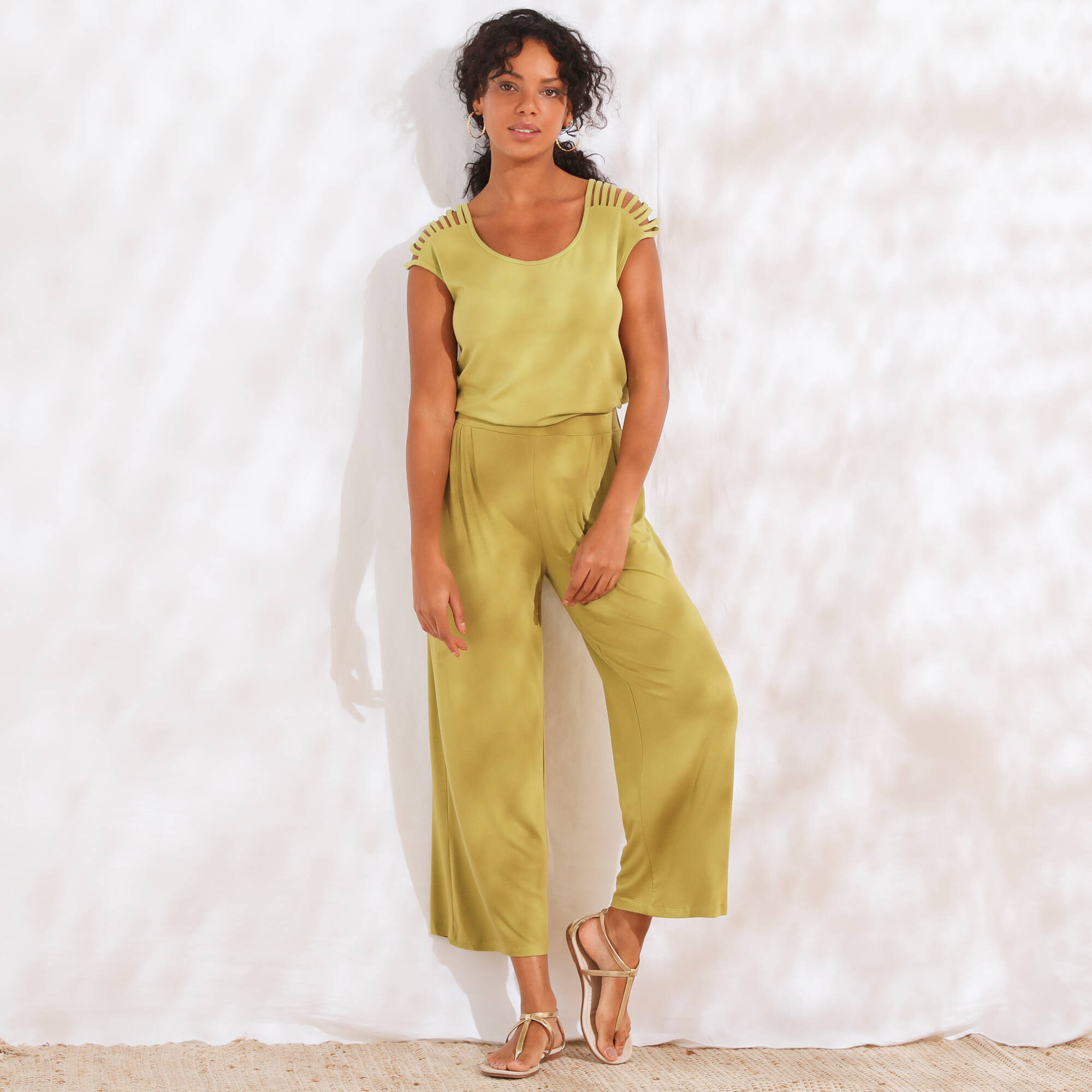 Pantalon large 7/8ème, taille élastiquée, maille unie