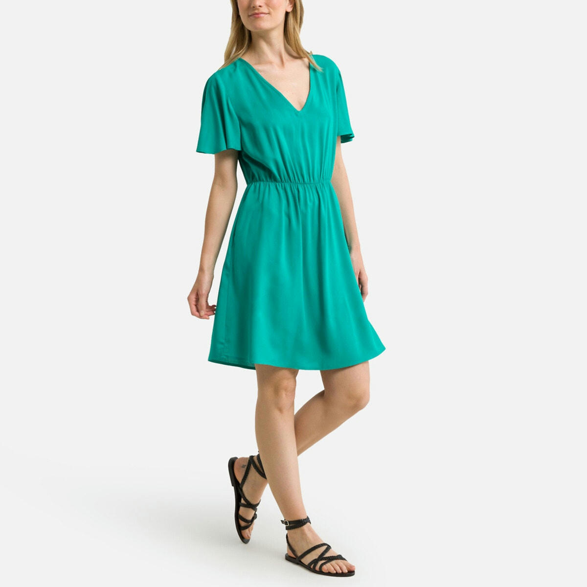 Robe courte, col V, manches courtes
