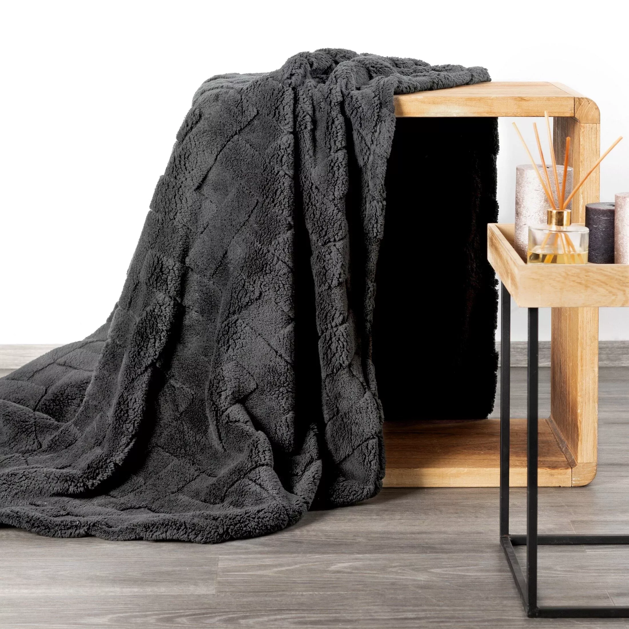 Koc flano 150x200 cm stalowy zdobiony wytłaczanym wzorem CARO Design 91