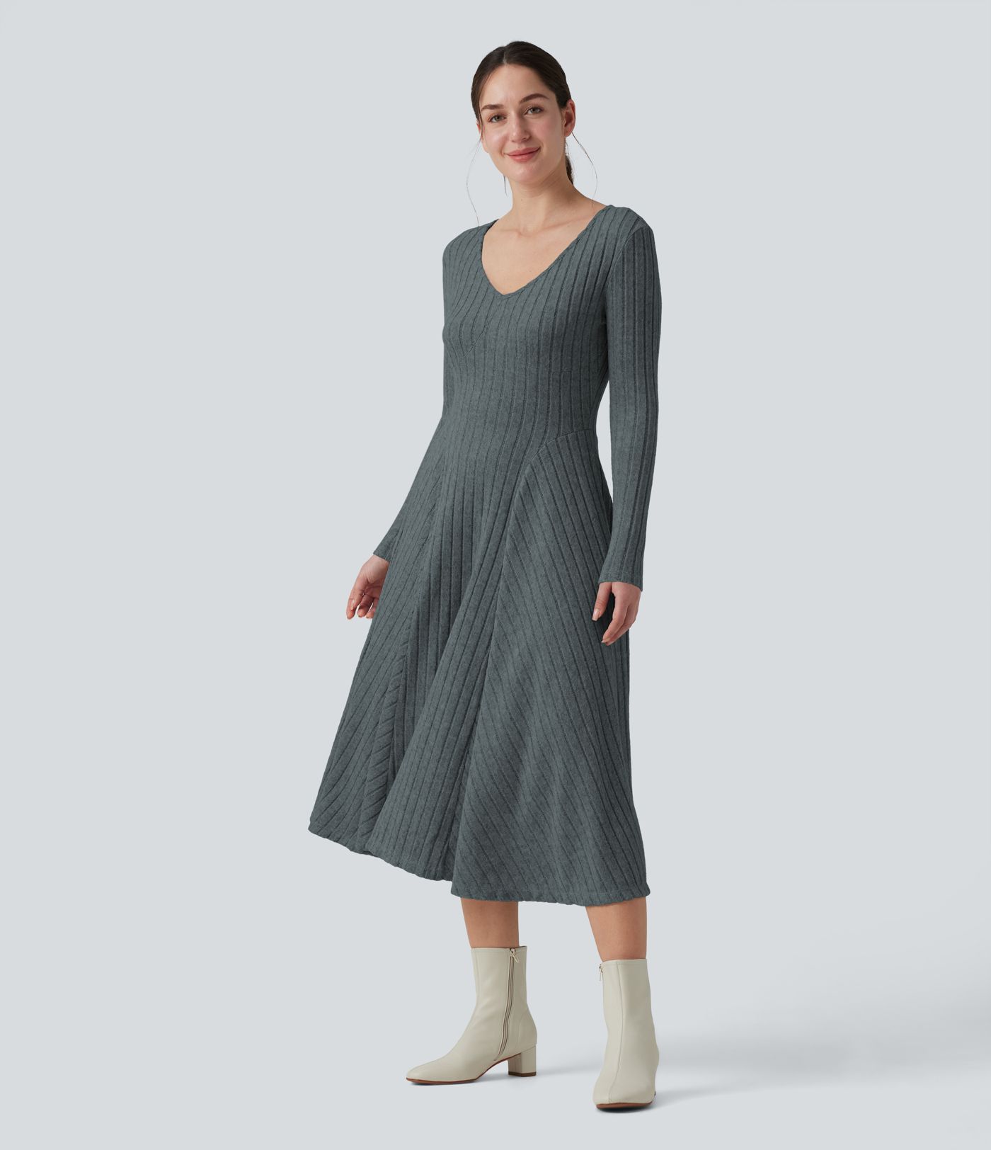 Robe midi évasée en maille côtelée à encolure en V, manches longues et poches