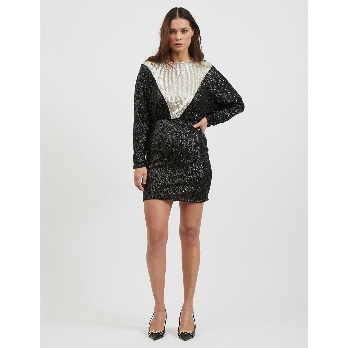 Robe courte, manches longues à sequins