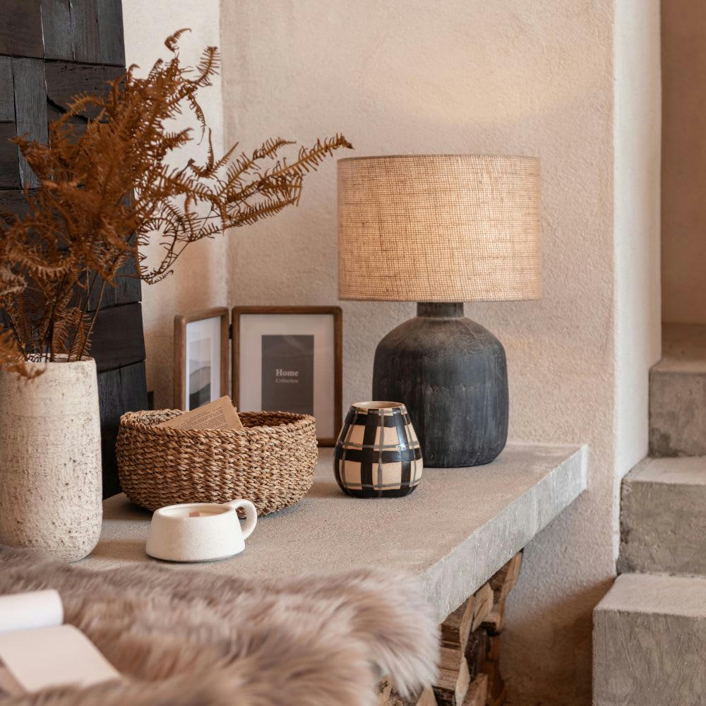 - Corbeille tressée en fibre végétale marron