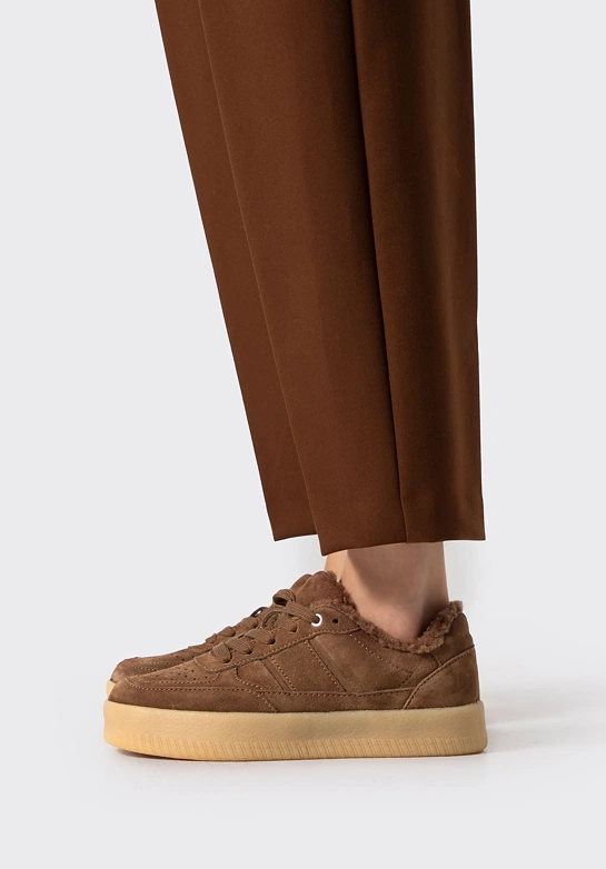Zamszowe sneakersy z futrzanym wnętrzem brązowe