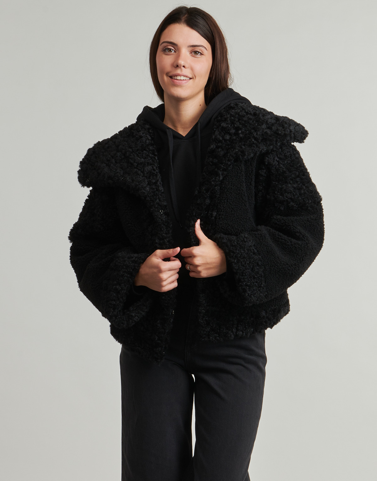 Guess - EZRA OVERSIZE FAUX FURE - Black