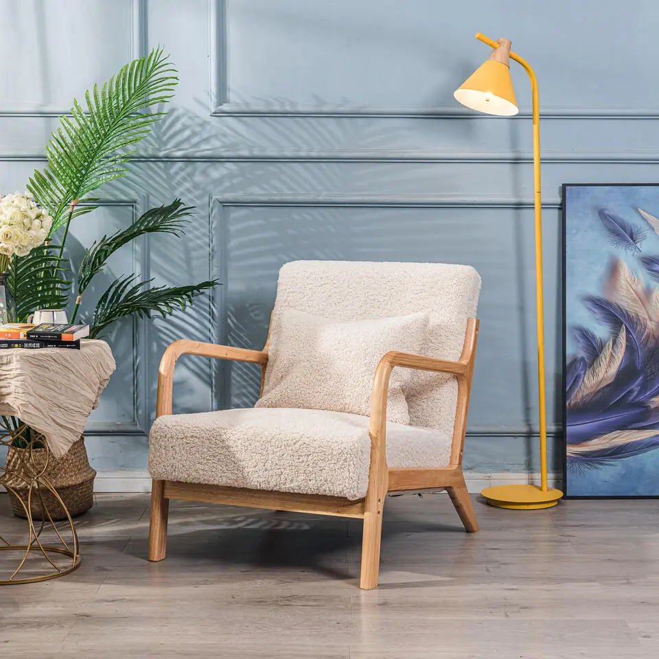 Fauteuil van massief hout en witte lussen