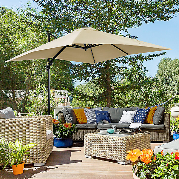 Parasol déporté carré inclinable manivelle avec pied en acier dim. 2,45L x 2,45l x 2,45H m métal alu. polyester rouge