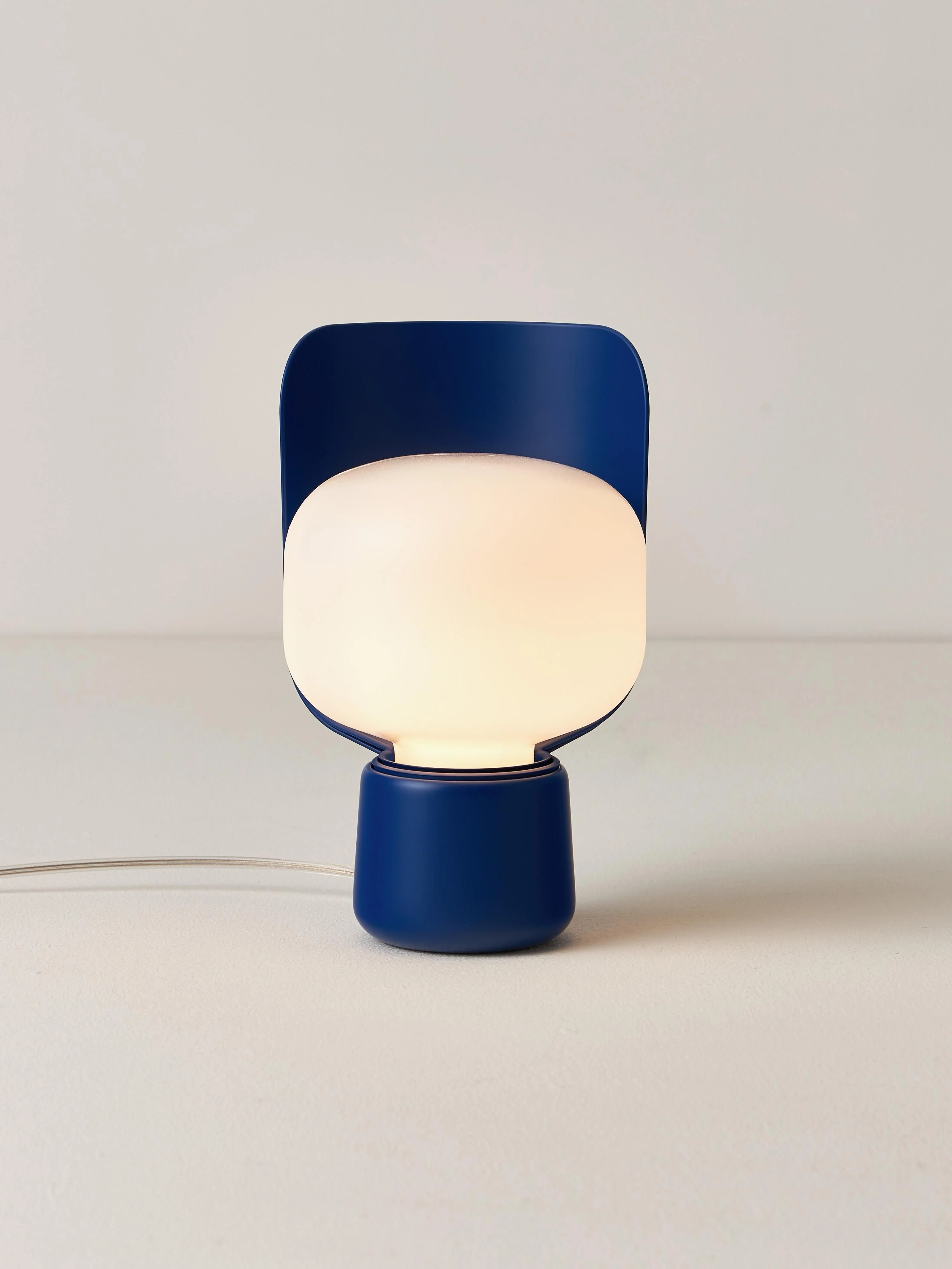 Kleine Tischlampe Blom, handgefertigt