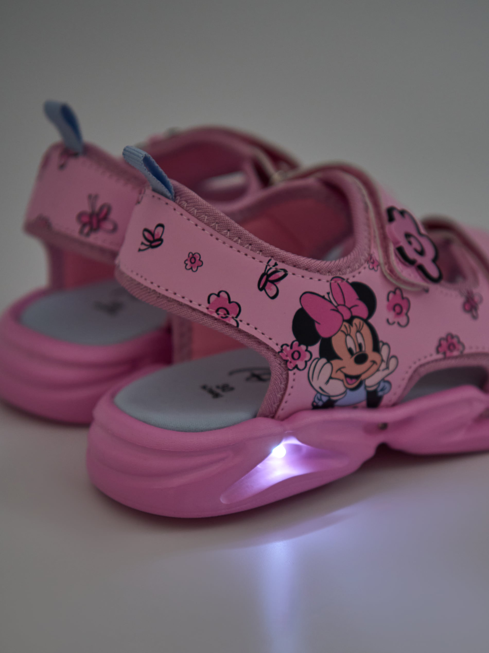 Sandały ze świecącą podeszwą LED Minnie Mouse