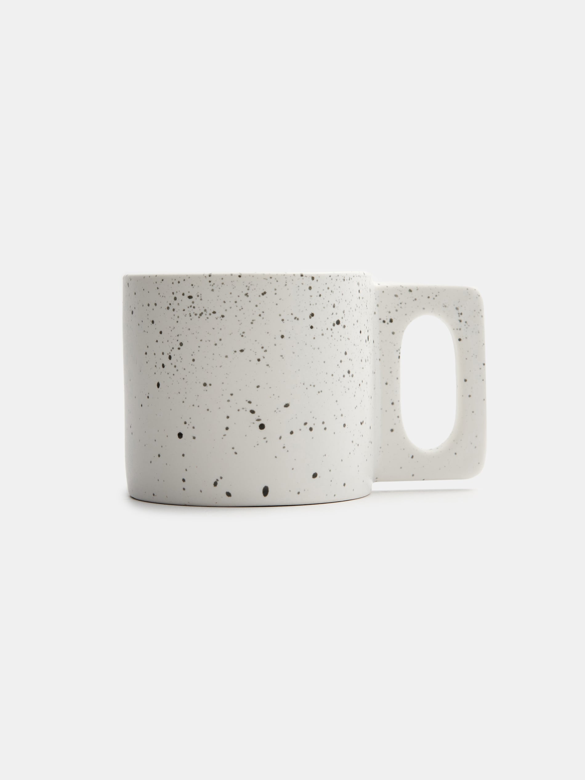 Ceramiczny kubek z nakrapianym wzorem