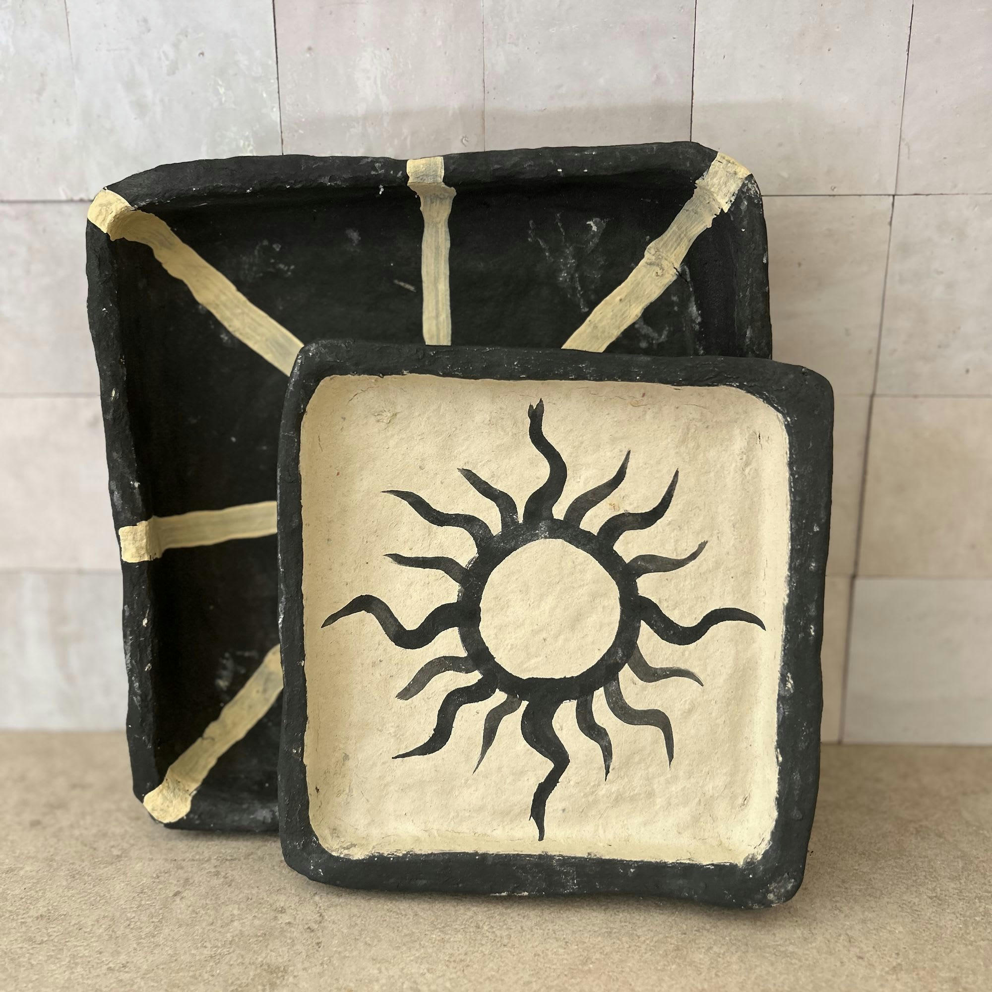 ABDA - Set de 2 plateaux en papier maché noir et blanc