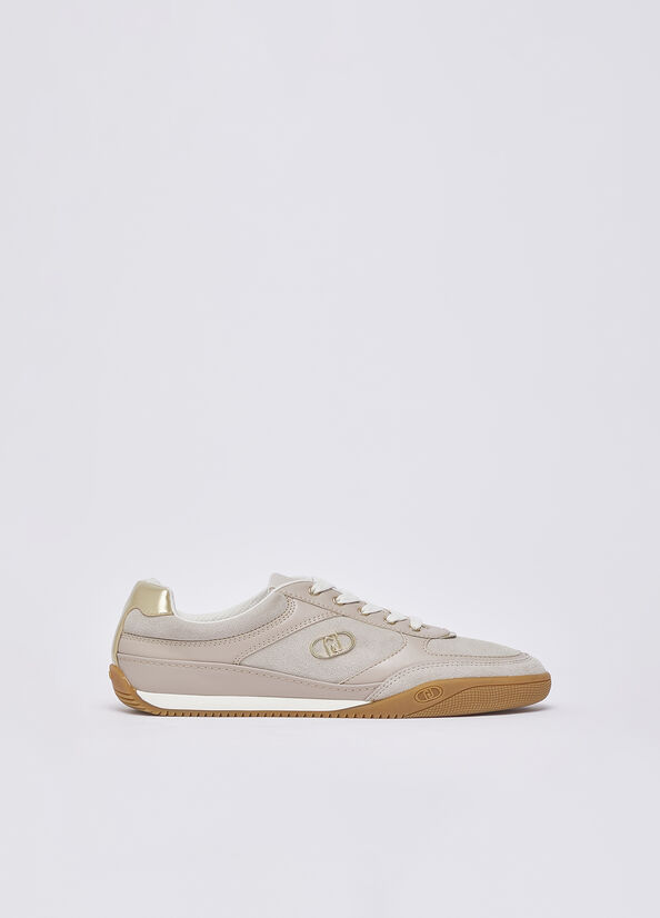 Sneakers in suede