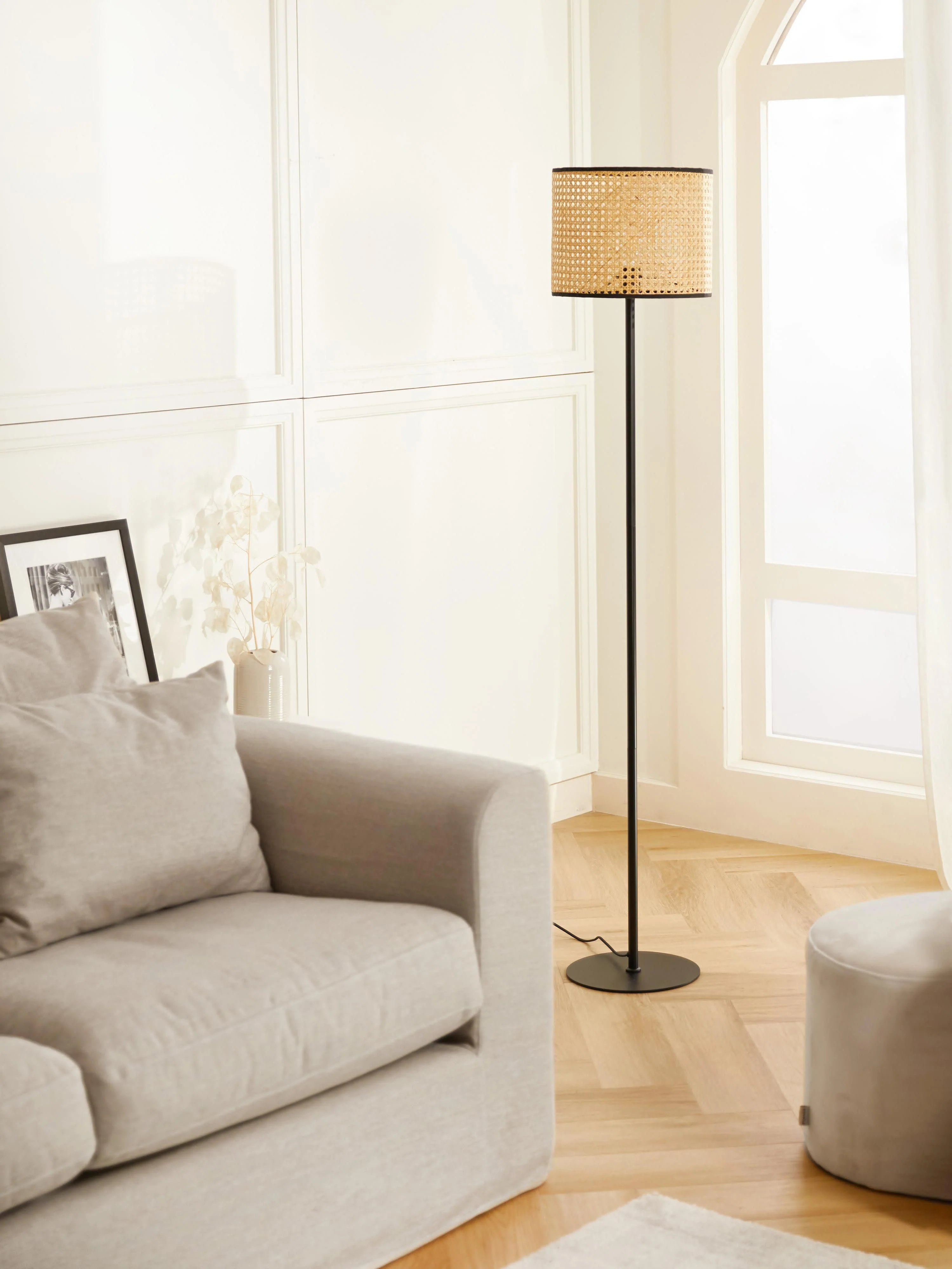 Stehlampe Wiley mit Rattanschirm