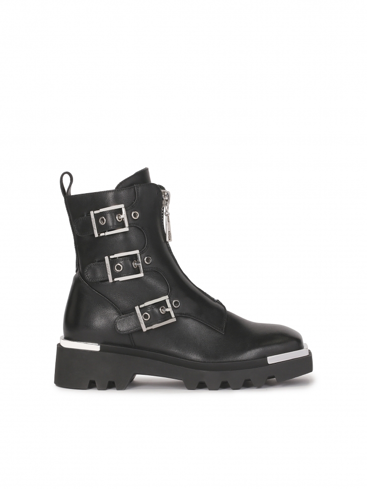 Leather boots with square toes