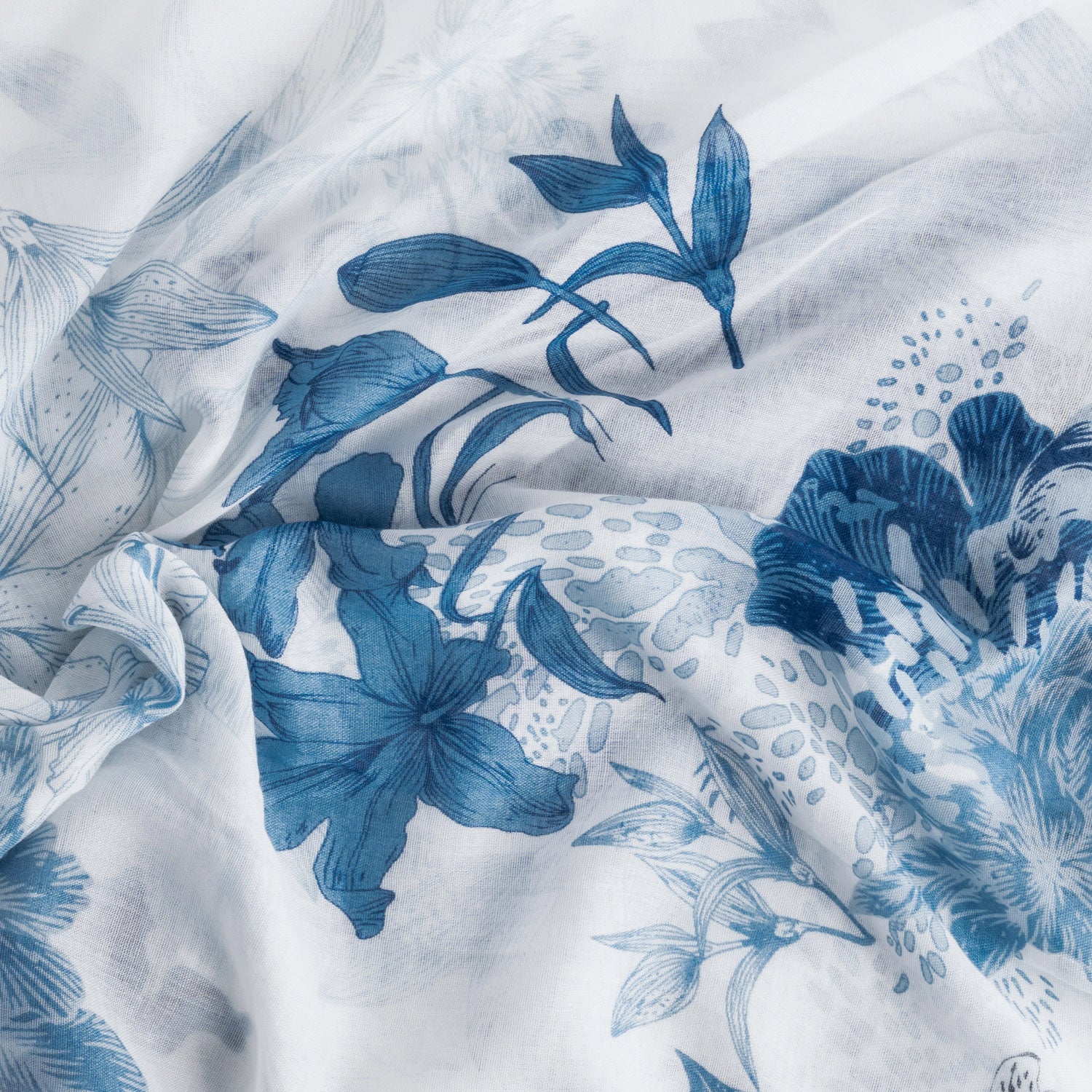 Foulard blanc à motif fleurs bleues