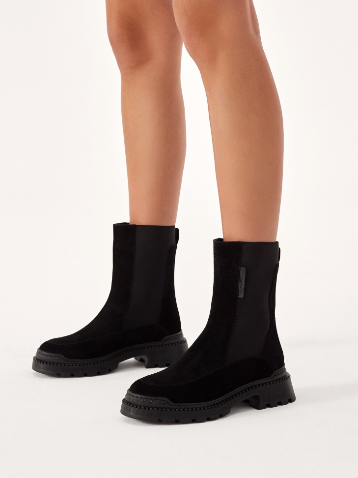 Black boots with high elastic upper