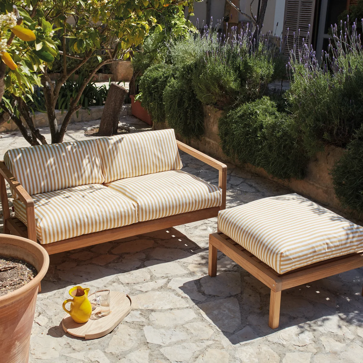 Fritz Hansen - Skagerak Virkelyst Pouf, Teak / goldgelb gestreift (Limited Edition)