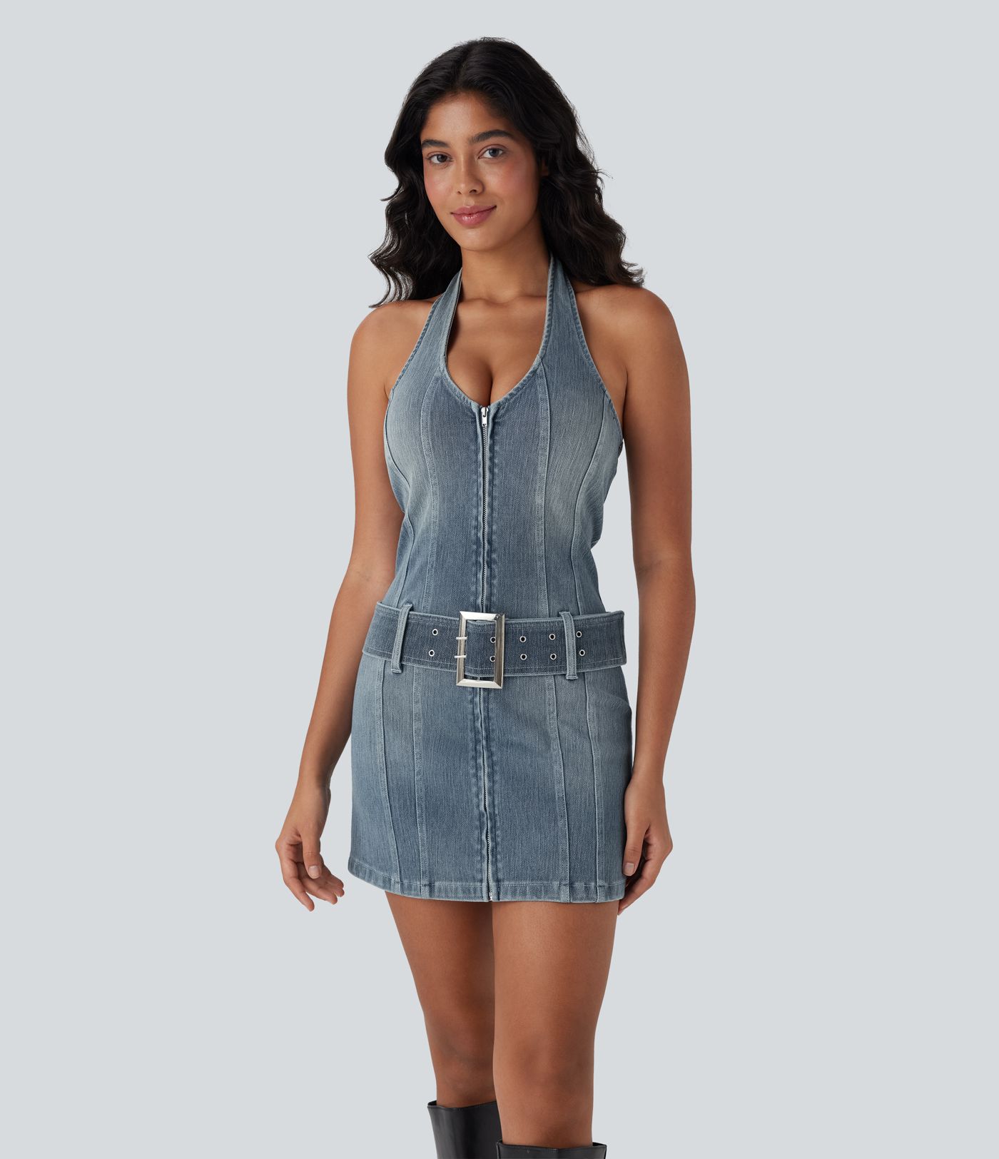 Mini-robe décontractée moulante Halara Flex™ en denim stretch lavé avec dos nu, col licou, fermeture éclair et ceinture
