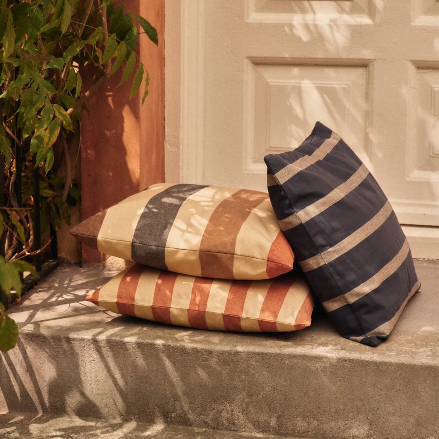Ferm Living Strand Outdoor Sierkussen - Cashmere / Mocha / Indigo Blue